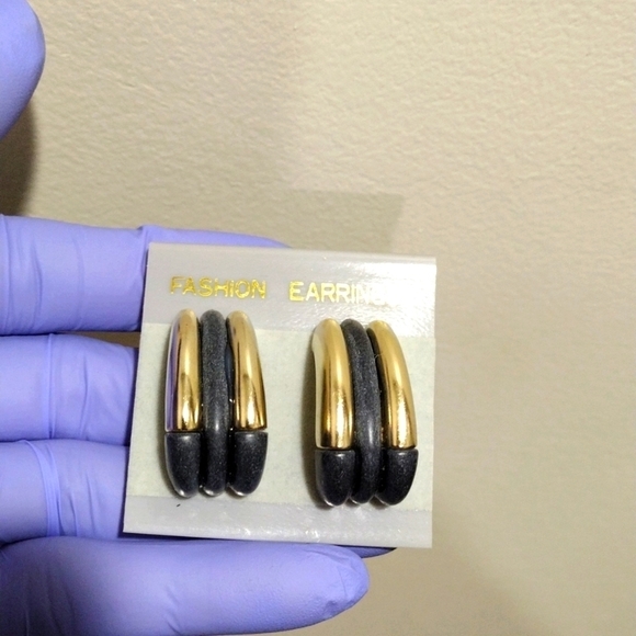 Women's Polished Gold-tone and Bluish Gray color Post Teardrop Earrings,1.25-in - Picture 3 of 5